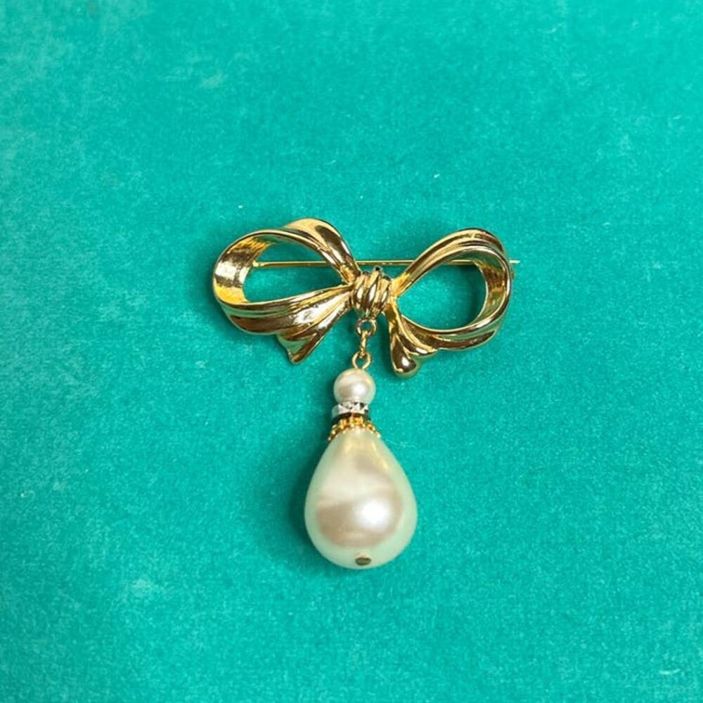 Gold Tone Bow Dangle Teardrop Faux Pearl Rhinestones Brooch pin